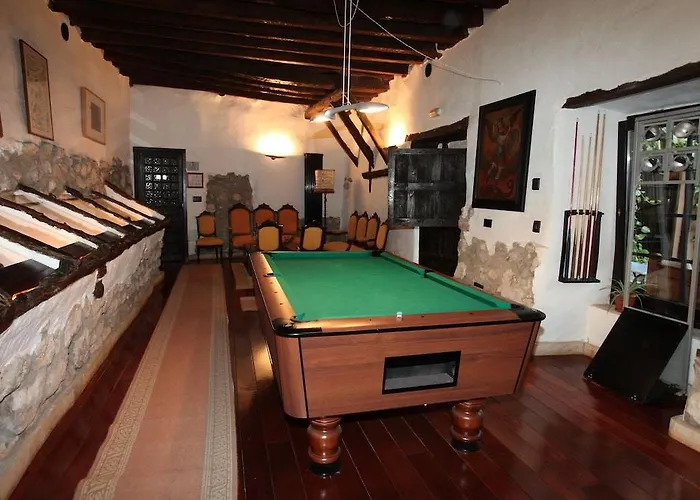 Casa Del Abad 호텔 암푸디아