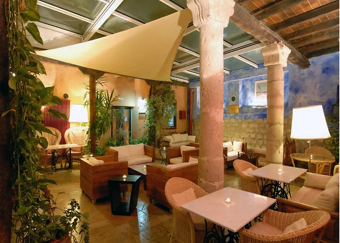 Casa Del Abad 호텔 암푸디아